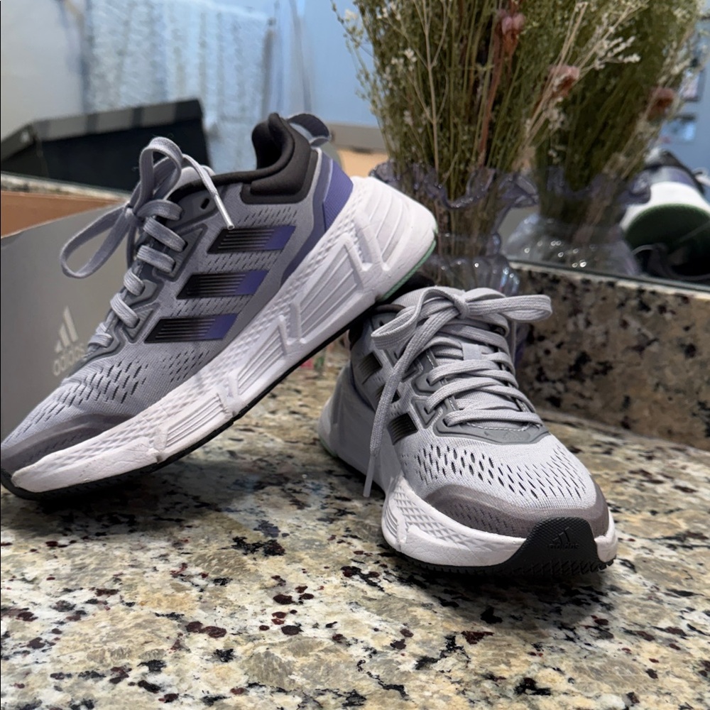 💜🤍🖤ADIDAS Gray and Purple Women’s Running Shoes💜🖤🤍